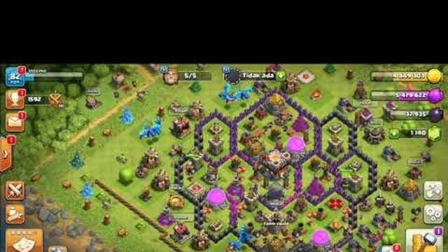 Game clash of clans (COC) fight against green creatures..
